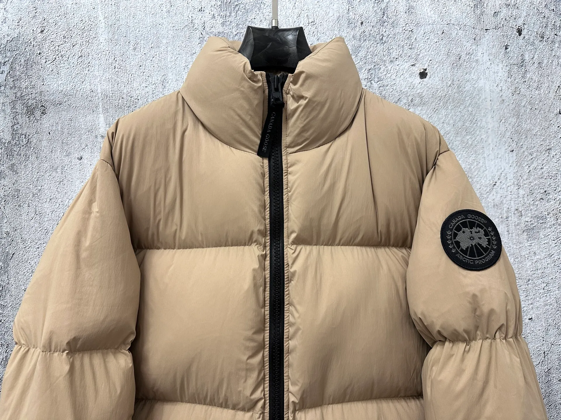 P840 【Canada gooes】Large Goose Sleeve Stand Collar Down Jacket Lawrence down jacket provides basic protection for daily adventures. Delicately soft fabric, this is a water-repellent fabric that is soft to the touch yet durable. Filled with extremely fluffy white duck down. This piece has a quilted body and structured down. Padded collar and reflective double-stripe grip tape. Extended hem and tucked-in inner rib-knit cuffs. Size: XS-2XL